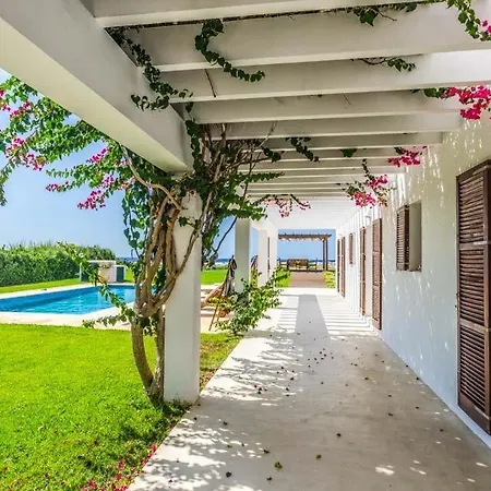 Sleeps 8 With Pool Air Con And Wifi Villa