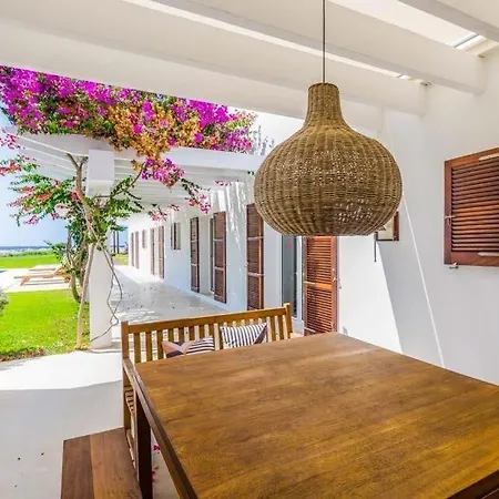Villa Sleeps 8 With Pool Air Con And Wifi