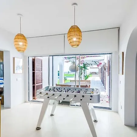 Sleeps 8 With Pool Air Con And Wifi Villa
