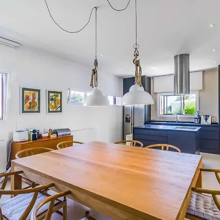 Sleeps 8 With Pool Air Con And Wifi 빌라 *