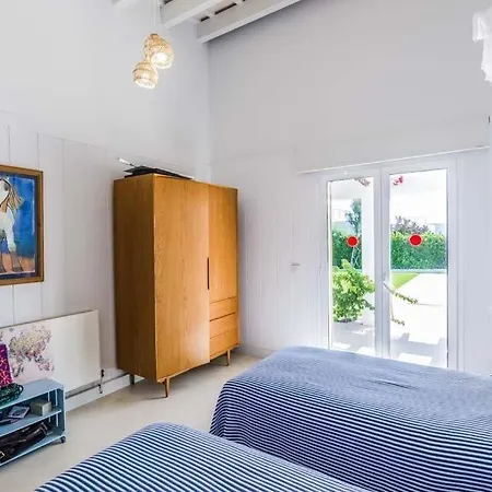 빌라 Sleeps 8 With Pool Air Con And Wifi Binissafuller