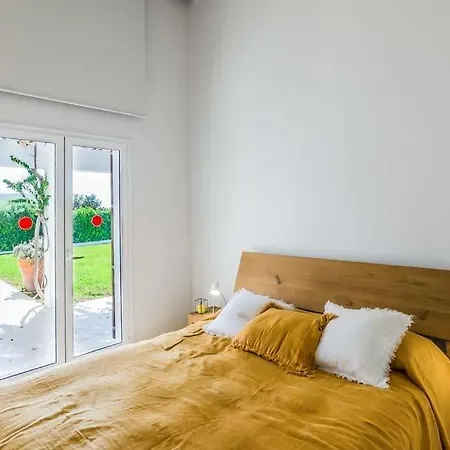 Sleeps 8 With Pool Air Con And Wifi 빌라