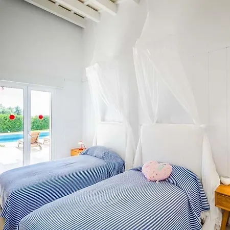 Sleeps 8 With Pool Air Con And Wifi * Binissafuller